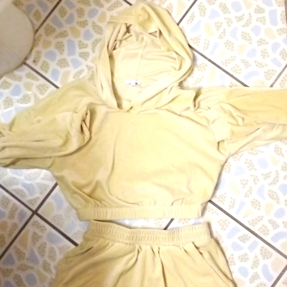 Ladies Yellow 🟡 Short Set With Top hoodie, Size Small, NWOT